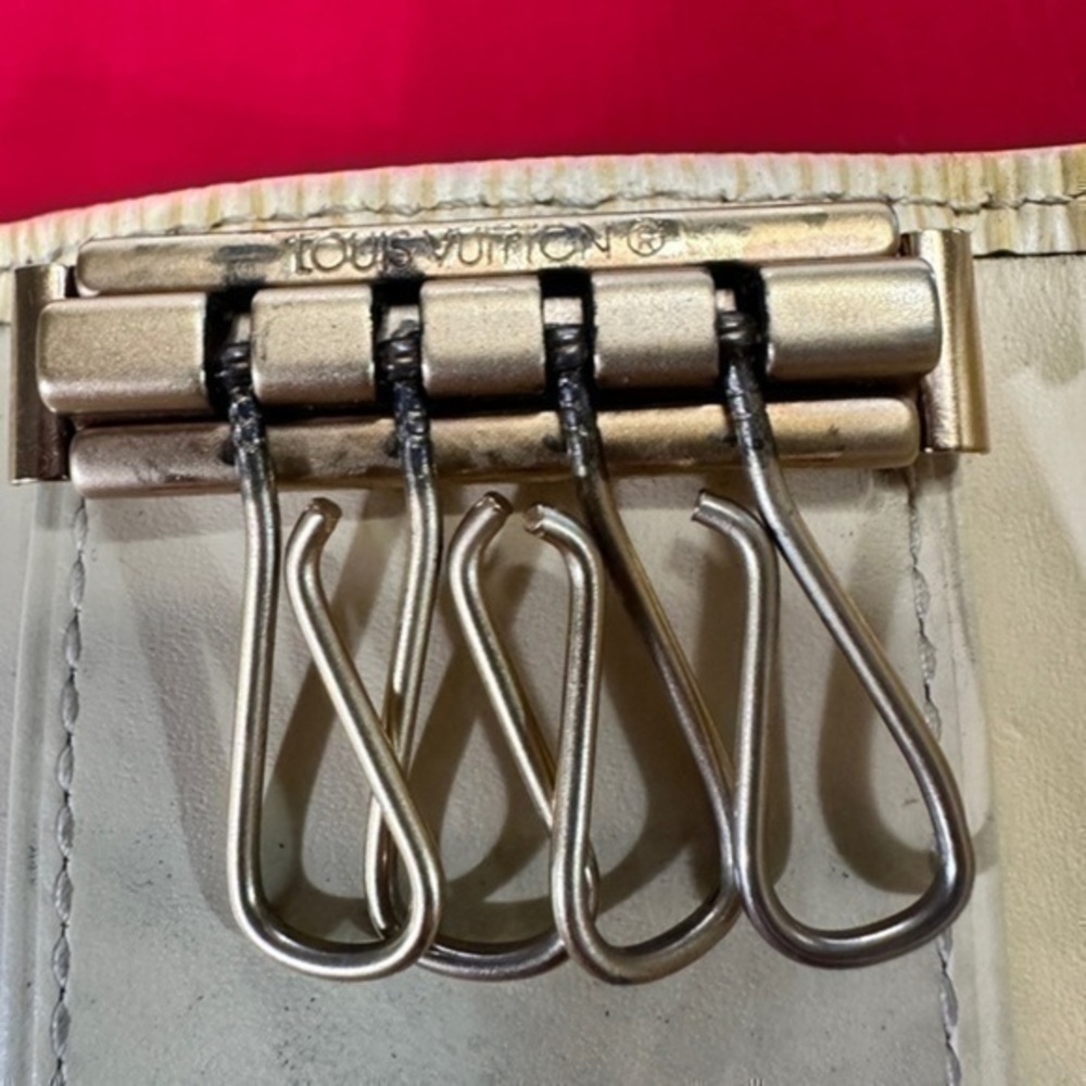 AUTHENTICATED Louis Vuitton key holder. Good condition. - Picture 5 of 13
